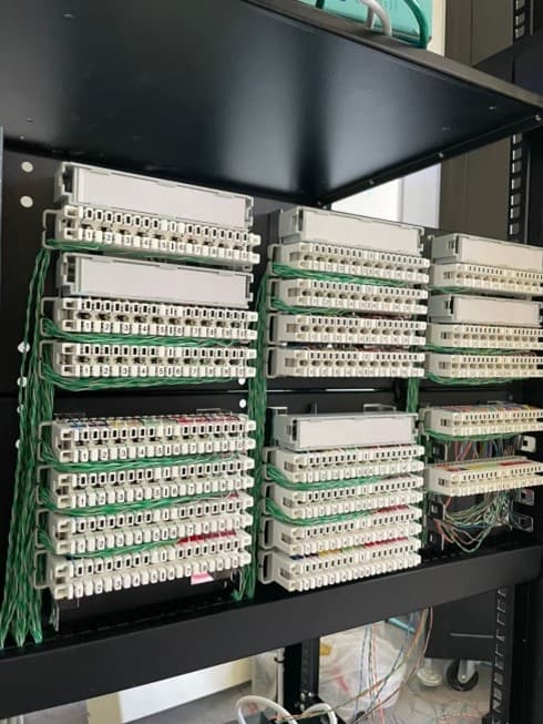 線路整理整齊並標示清楚