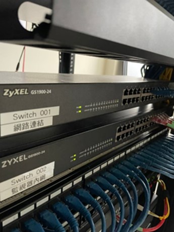 鐵製機櫃，線路整理整齊並標示清楚