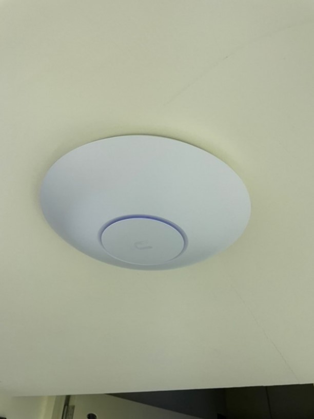 將Wi-Fi AP安裝在天花板上覆蓋環境，讓網路系統使用暢通
