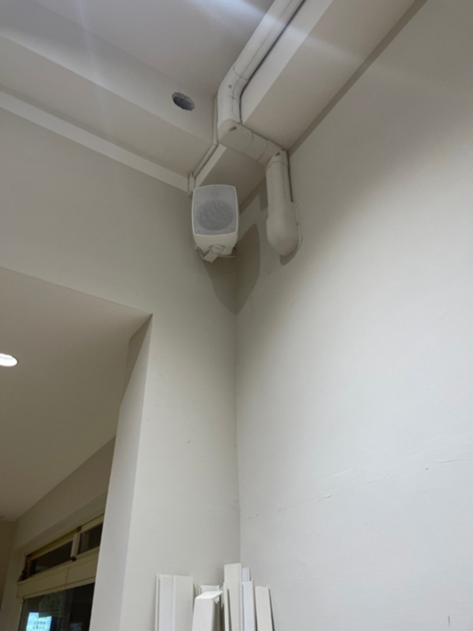 弱電工程案例:白色壁掛喇叭兼具美觀及廣播功能