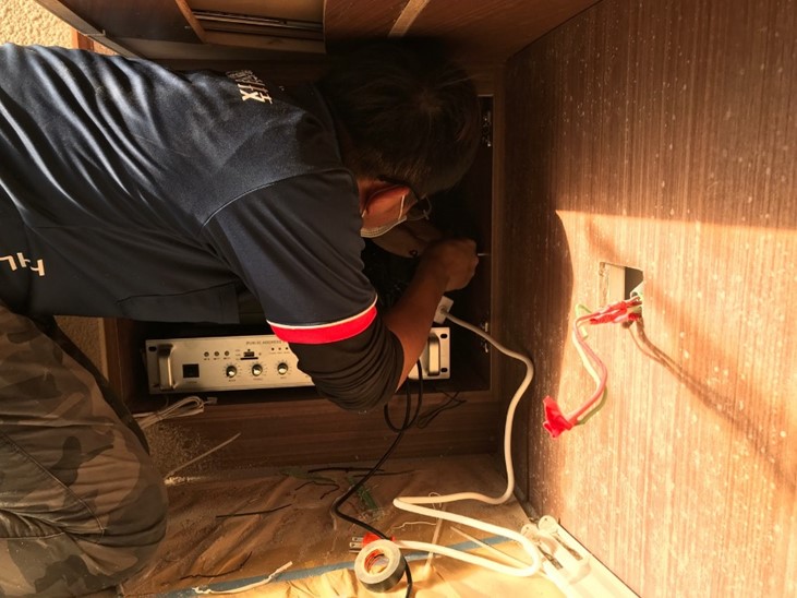 細心裝設監視器主機及廣播系統擴大機
