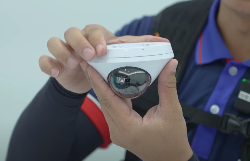 Unifi G4 Dome 這款能調整的角度有限，所以安裝上去的時候，要特別留意，大方向先對到要照射的位置。