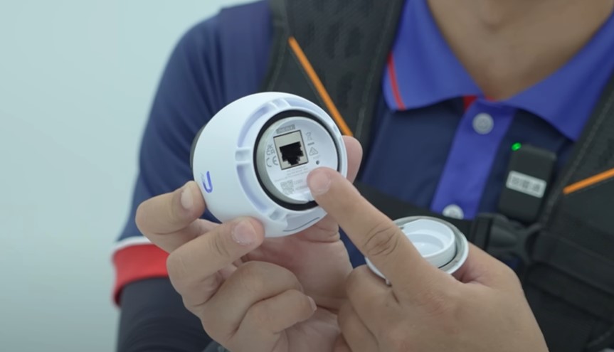 開箱：Unifi G4 Bullet的RJ45接口是做內嵌式的