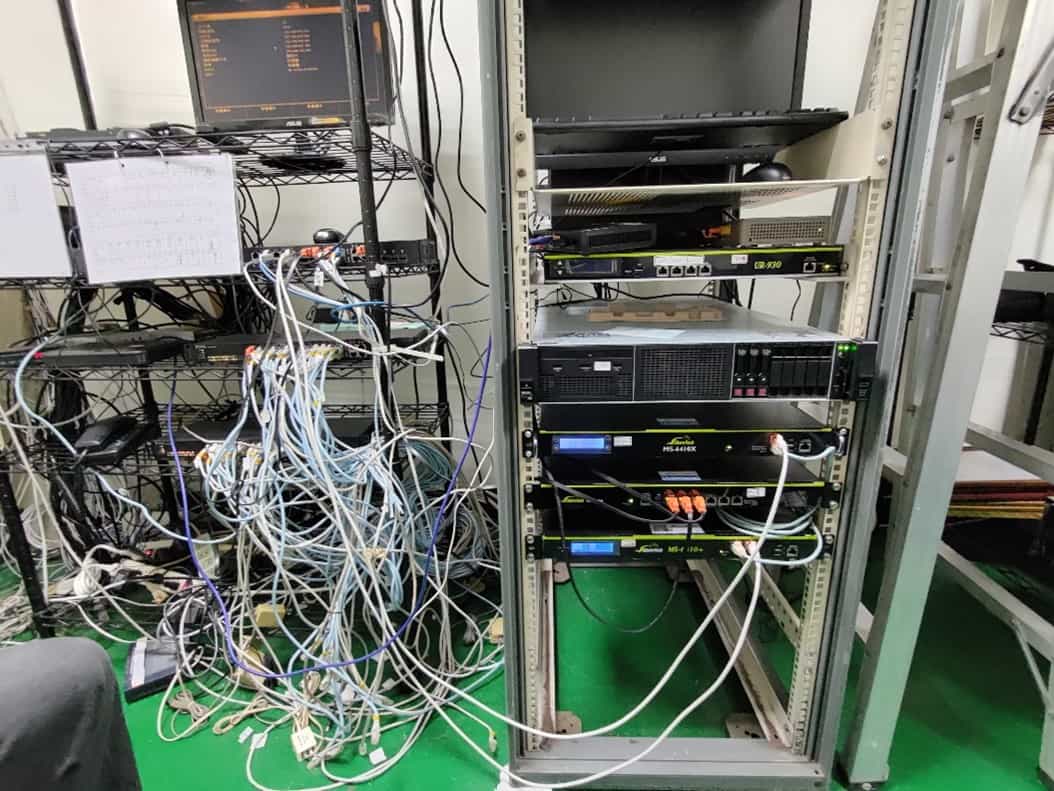 機房線路整理前,各種線交雜在一起非常混亂