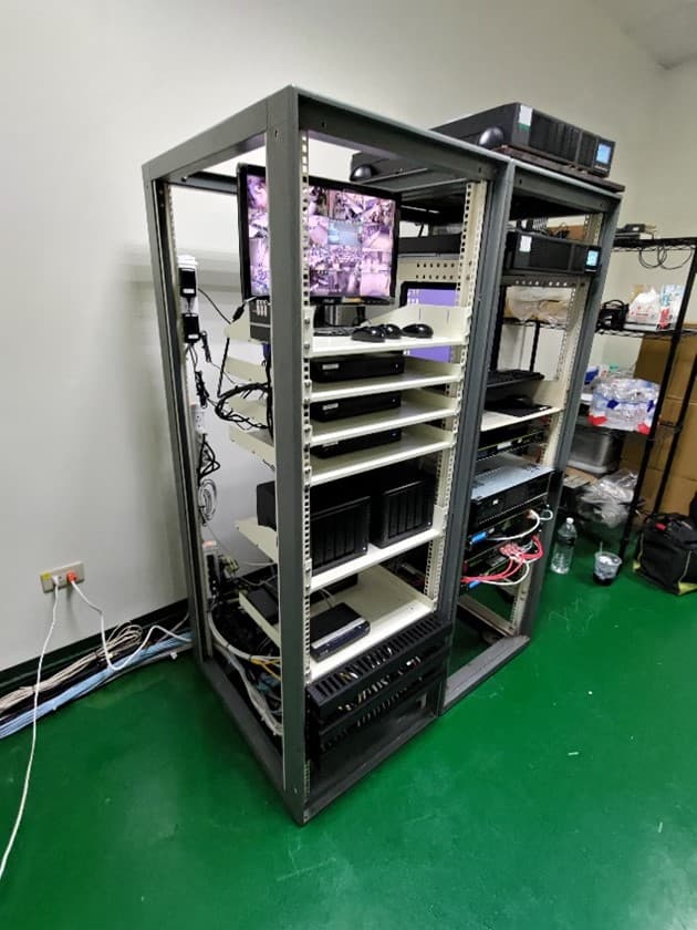 機櫃整理線路後乾淨清爽