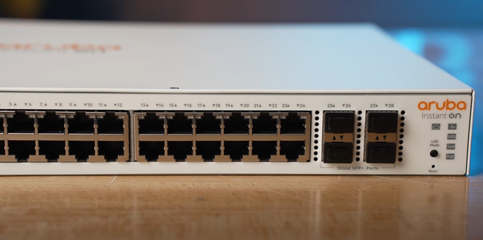 Switch交換器提供8、24、48多Port數，支援PoE電力輸出。