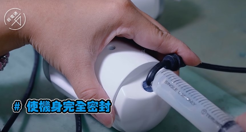 監視器攝影機製作步驟-打膠是為了使機身完全密封,膠固化後水不會滲透進去,就不會有漏水的情形,是攝影機防水性的關鍵步驟。