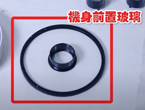 監視器機身前置玻璃:這個要套在機身前蓋裡,再使用配件的螺絲、銅柱組裝。